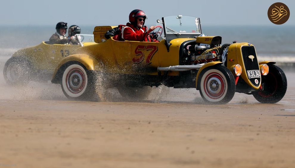 مسابقه خودروهای قدیمی با امواج(عکس)