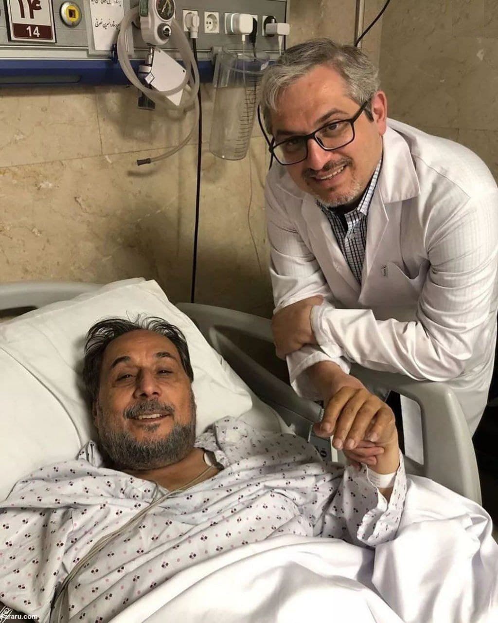 تصویری از مجید قناد در کنار پزشک معالجش روی تخت بیمارستان + عکس