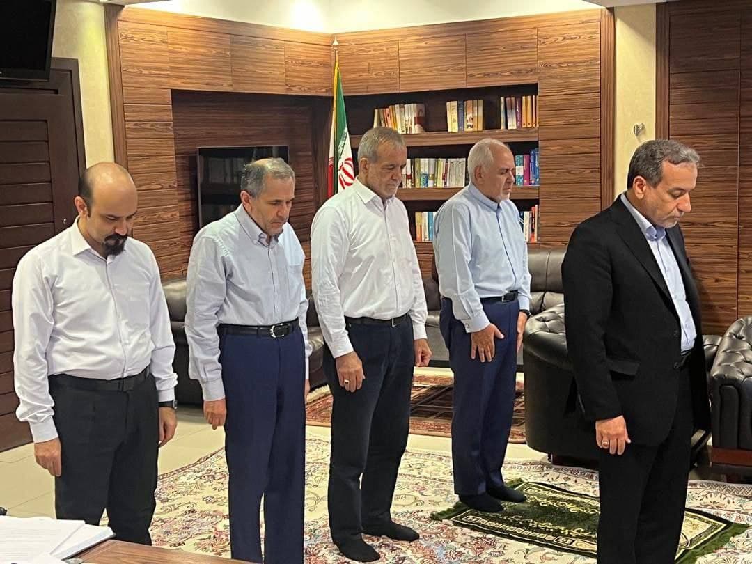 نماز جماعت پزشکیان، ظریف و روانچی به امامت عراقچی +عکس