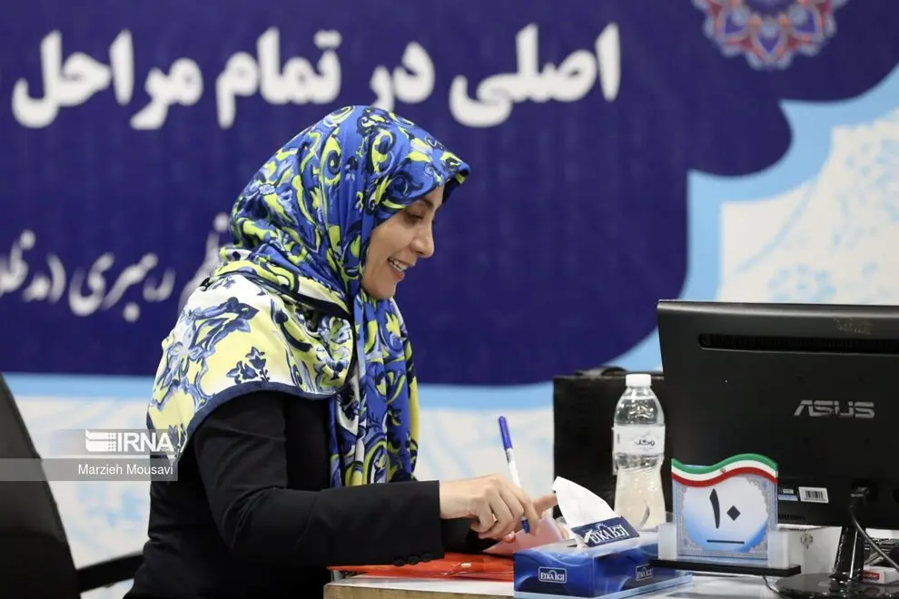 نماینده سابق بدون چادر در انتخابات ثبت‌نام کرد (عکس)