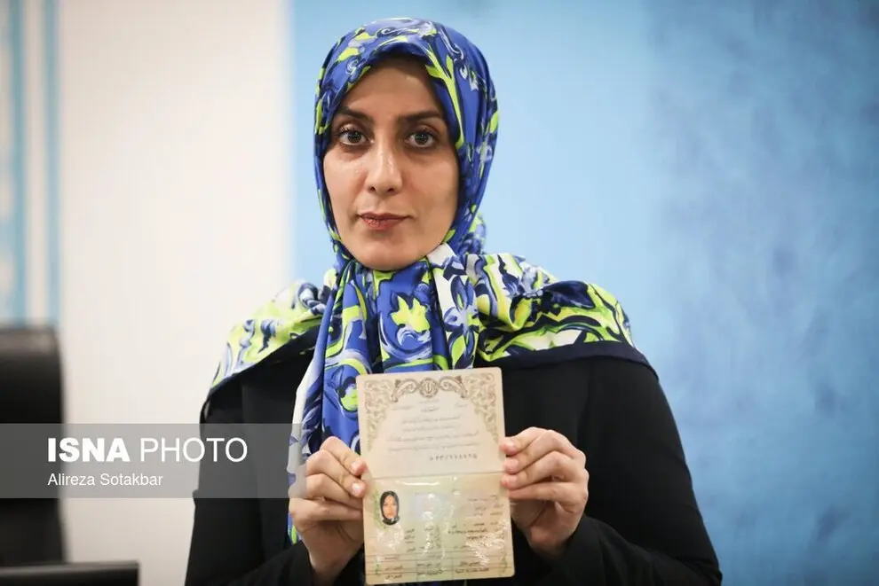 نماینده سابق بدون چادر در انتخابات ثبت‌نام کرد (عکس)