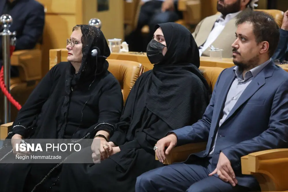 تصویری جدید از خانواده شهید امیرعبداللهیان در یک مراسم؛ پوشش خاص مهمانان شکار دوربین ها شد