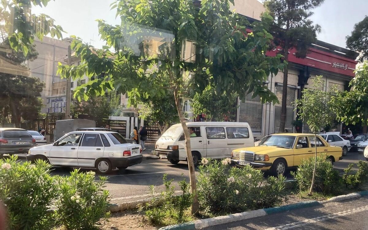 دیده شدن خداداد عزیزی با خودرویی متفاوت در تهران + عکس